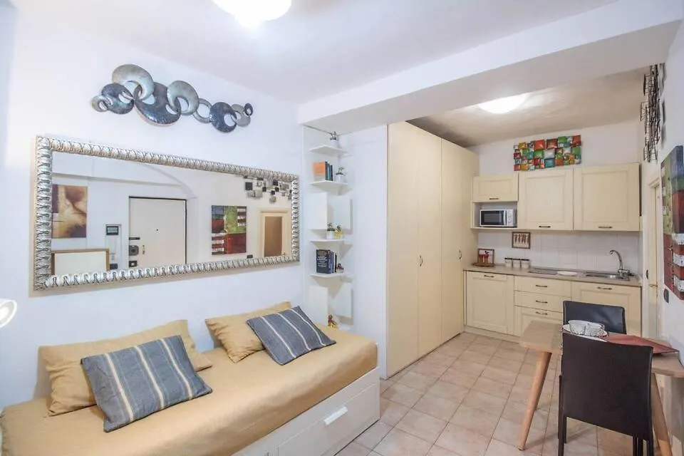 The Yellow House - City Center Genoa Apartment